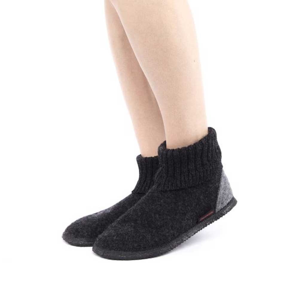 Giesswein Giesswein Kramsach Adults 68-10-49160-028 pantoffels en huissokken Giesswein Kramsach Adults Nachtgrau 68-10-49160-028 pantoffels en huissokken online bestellen bij Kathmandu Outdoor & Travel