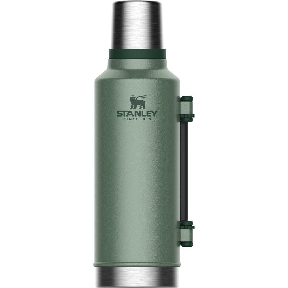 Stanley Stanley Classic Vacuum Bottle 1,9L 10-07934-003 drinkflessen en thermosflessen Stanley Classic Vacuum Bottle 1,9L Hammertone Green 10-07934-003 drinkflessen en thermosflessen online bestellen bij Kathmandu Outdoor & Travel