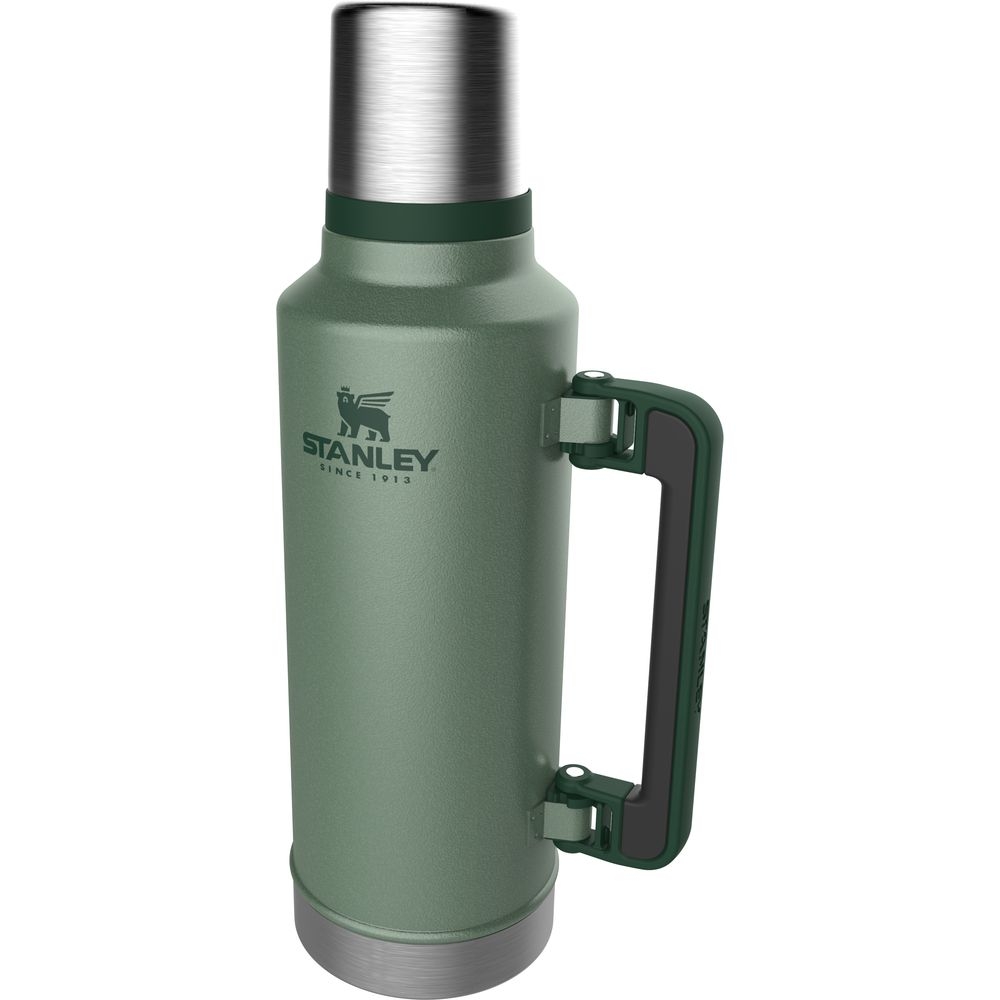 Stanley Stanley Classic Vacuum Bottle 1,9L 10-07934-003 drinkflessen en thermosflessen Stanley Classic Vacuum Bottle 1,9L Hammertone Green 10-07934-003 drinkflessen en thermosflessen online bestellen bij Kathmandu Outdoor & Travel