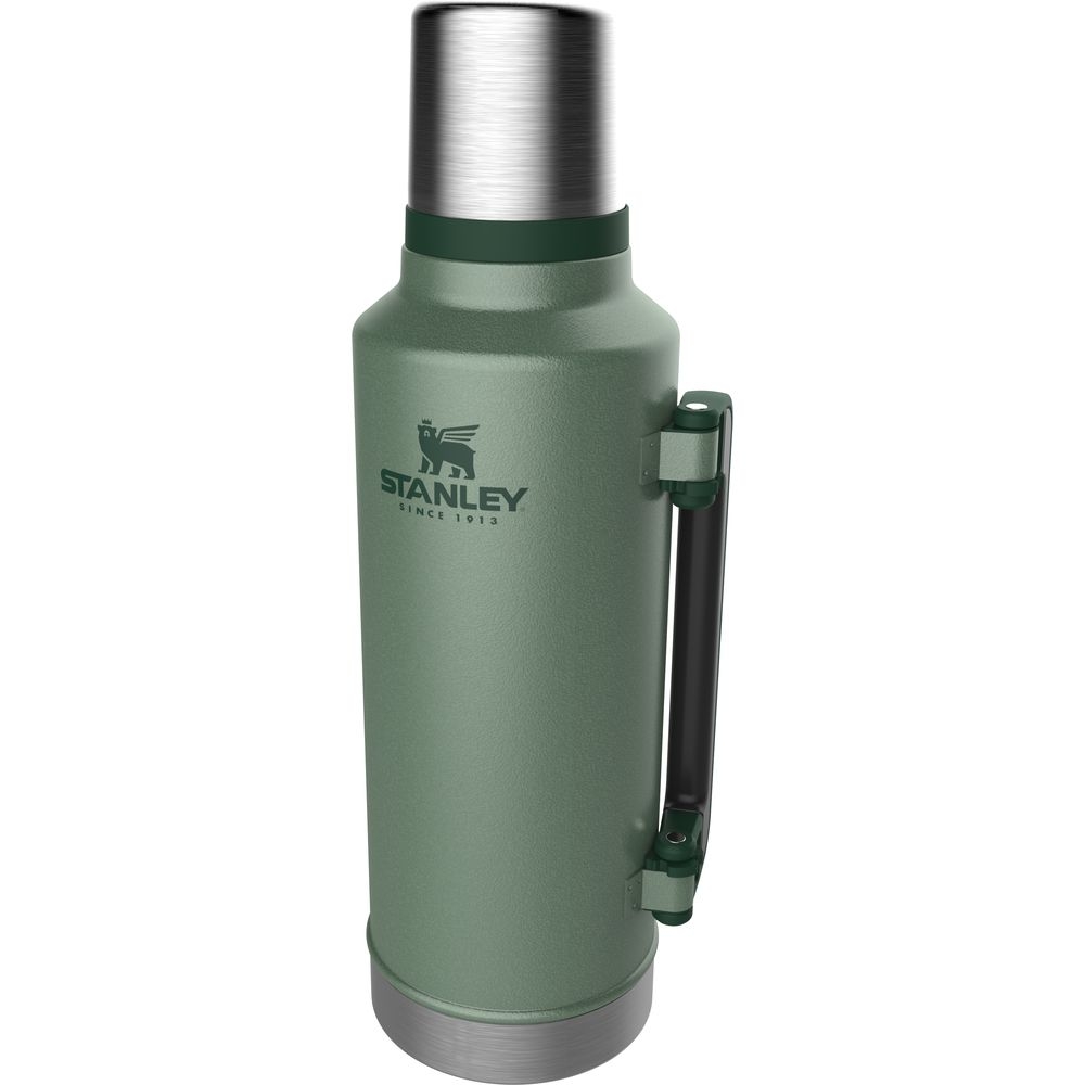 Stanley Stanley Classic Vacuum Bottle 1,9L 10-07934-003 drinkflessen en thermosflessen Stanley Classic Vacuum Bottle 1,9L Hammertone Green 10-07934-003 drinkflessen en thermosflessen online bestellen bij Kathmandu Outdoor & Travel
