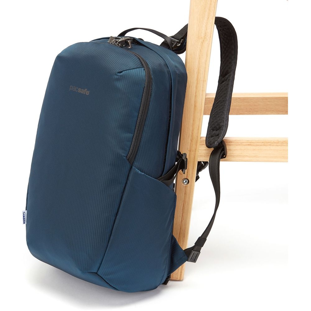 Pacsafe Pacsafe Vibe Anti-Theft Backpack (Econyl) 25L 40100641 dagrugzakken Pacsafe Vibe Anti-Theft Backpack (Econyl) 25L Ocean 40100641 dagrugzakken online bestellen bij Kathmandu Outdoor & Travel