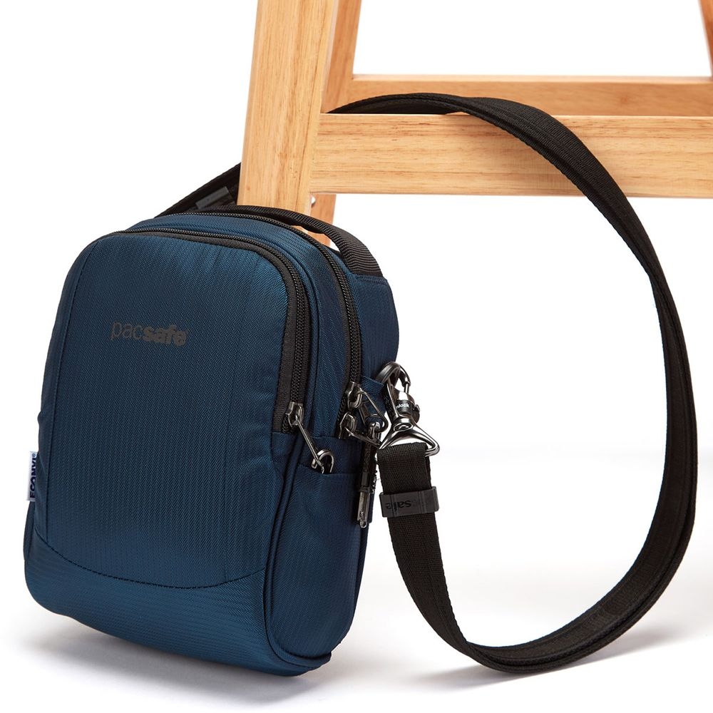 Pacsafe Pacsafe MetroSafe LS 100 Anti-Theft Crossbody Econyl 40115641 tassen Pacsafe MetroSafe LS 100 Anti-Theft Crossbody Econyl Ocean 40115641 tassen online bestellen bij Kathmandu Outdoor & Travel