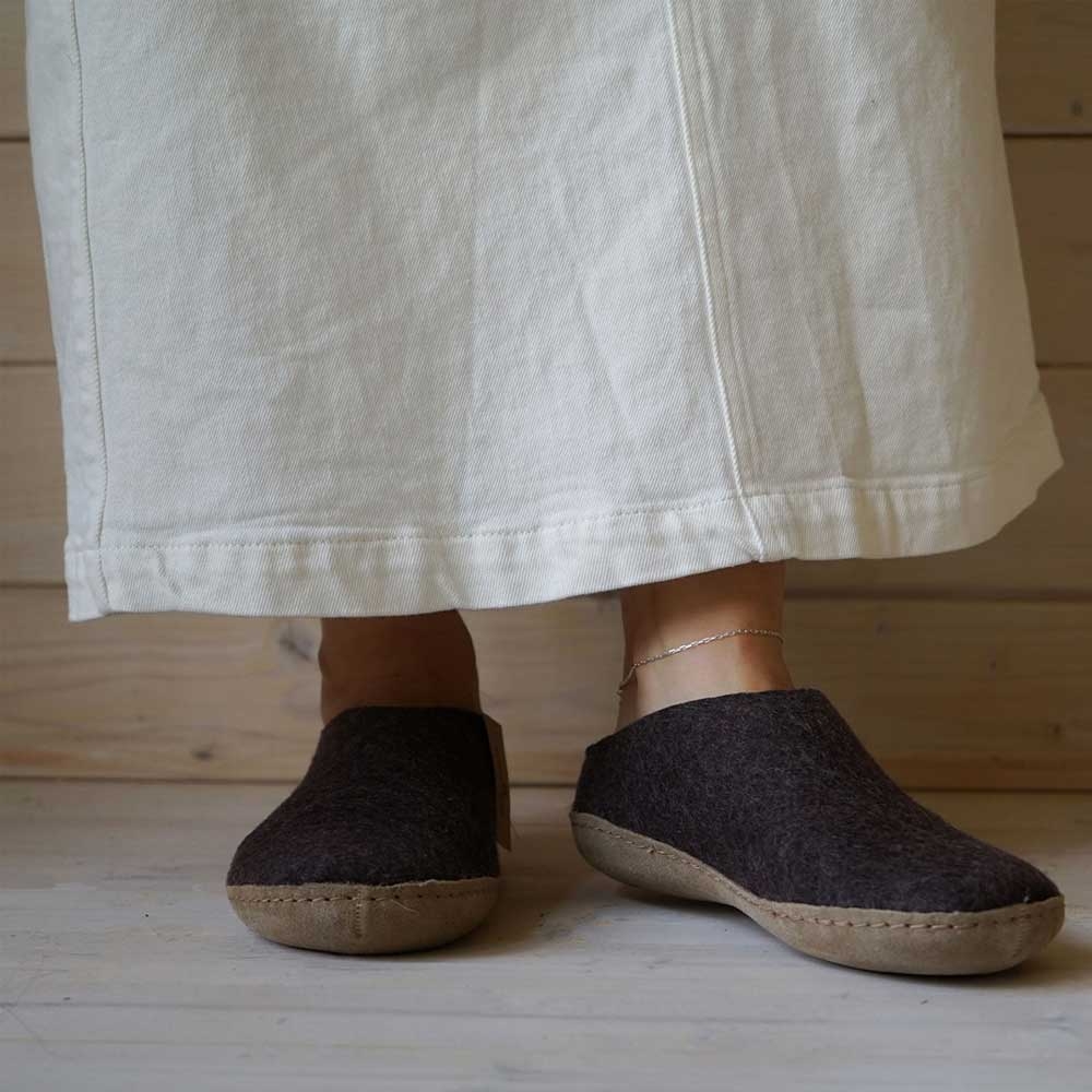 Glerups Glerups Slip-On Leather B-02Charcoal pantoffels en huissokken Glerups Slip-On Leather Charcoal B-02Charcoal pantoffels en huissokken online bestellen bij Kathmandu Outdoor & Travel