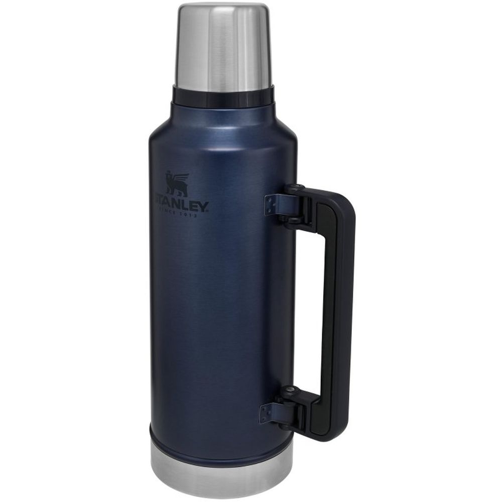 Stanley Stanley Classic Vacuum Bottle 1,9L 10-07934-039 drinkflessen en thermosflessen Stanley Classic Vacuum Bottle 1,9L Nightfall 10-07934-039 drinkflessen en thermosflessen online bestellen bij Kathmandu Outdoor & Travel