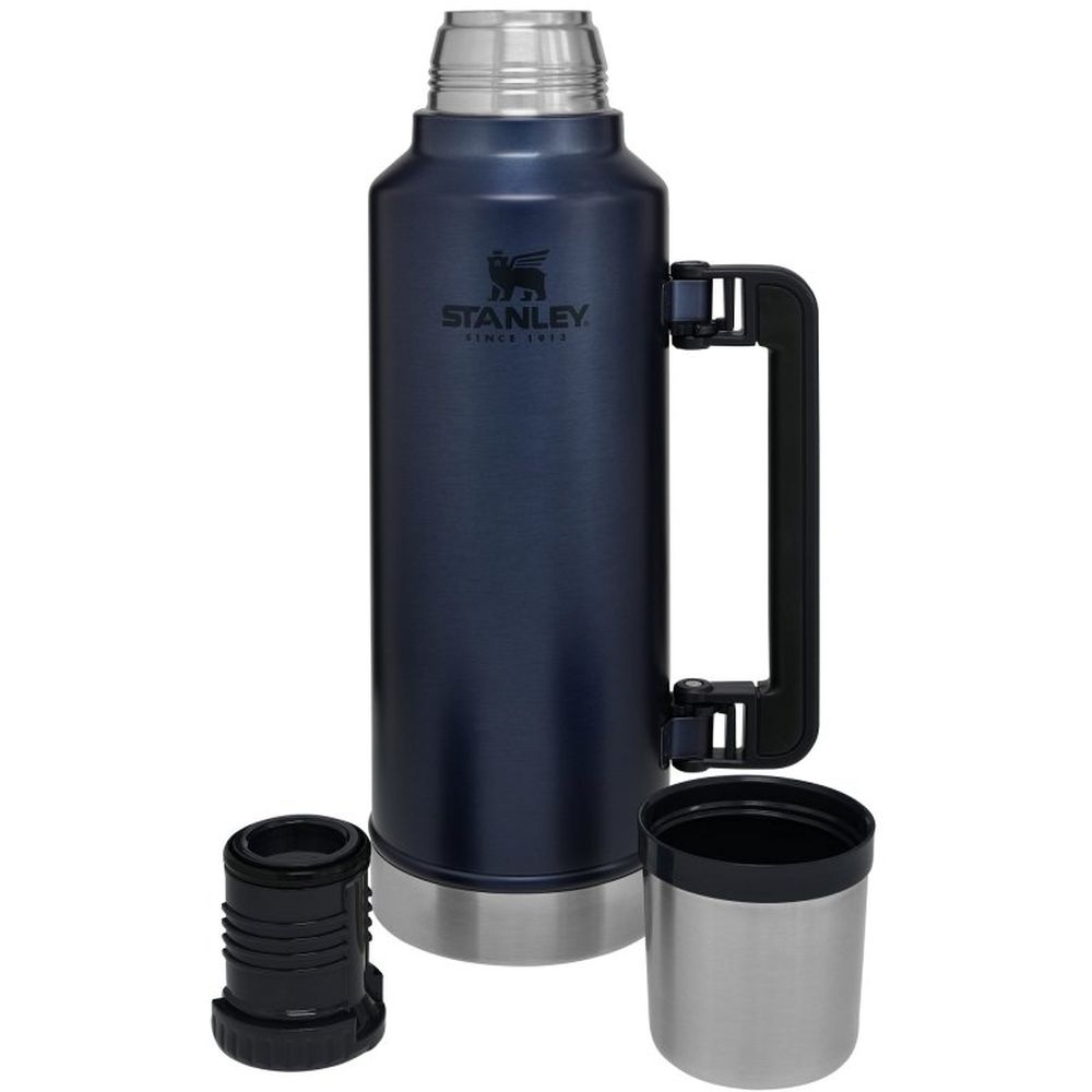 Stanley Stanley Classic Vacuum Bottle 1,9L 10-07934-039 drinkflessen en thermosflessen Stanley Classic Vacuum Bottle 1,9L Nightfall 10-07934-039 drinkflessen en thermosflessen online bestellen bij Kathmandu Outdoor & Travel