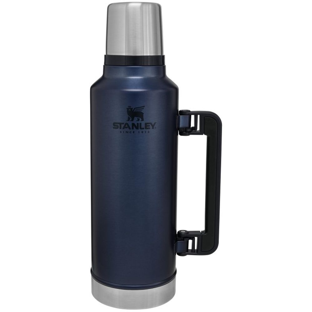 Stanley Stanley Classic Vacuum Bottle 1,9L 10-07934-039 drinkflessen en thermosflessen Stanley Classic Vacuum Bottle 1,9L Nightfall 10-07934-039 drinkflessen en thermosflessen online bestellen bij Kathmandu Outdoor & Travel