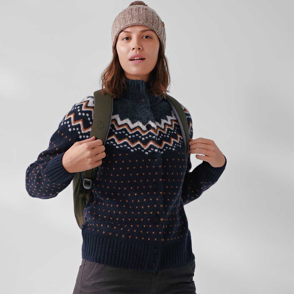 Fjällräven Fjällräven Ovik Knit Cardigan Women's 84148-555 fleeces en truien Fjällräven Ovik Knit Cardigan Women's Dark Navy 84148-555 fleeces en truien online bestellen bij Kathmandu Outdoor & Travel
