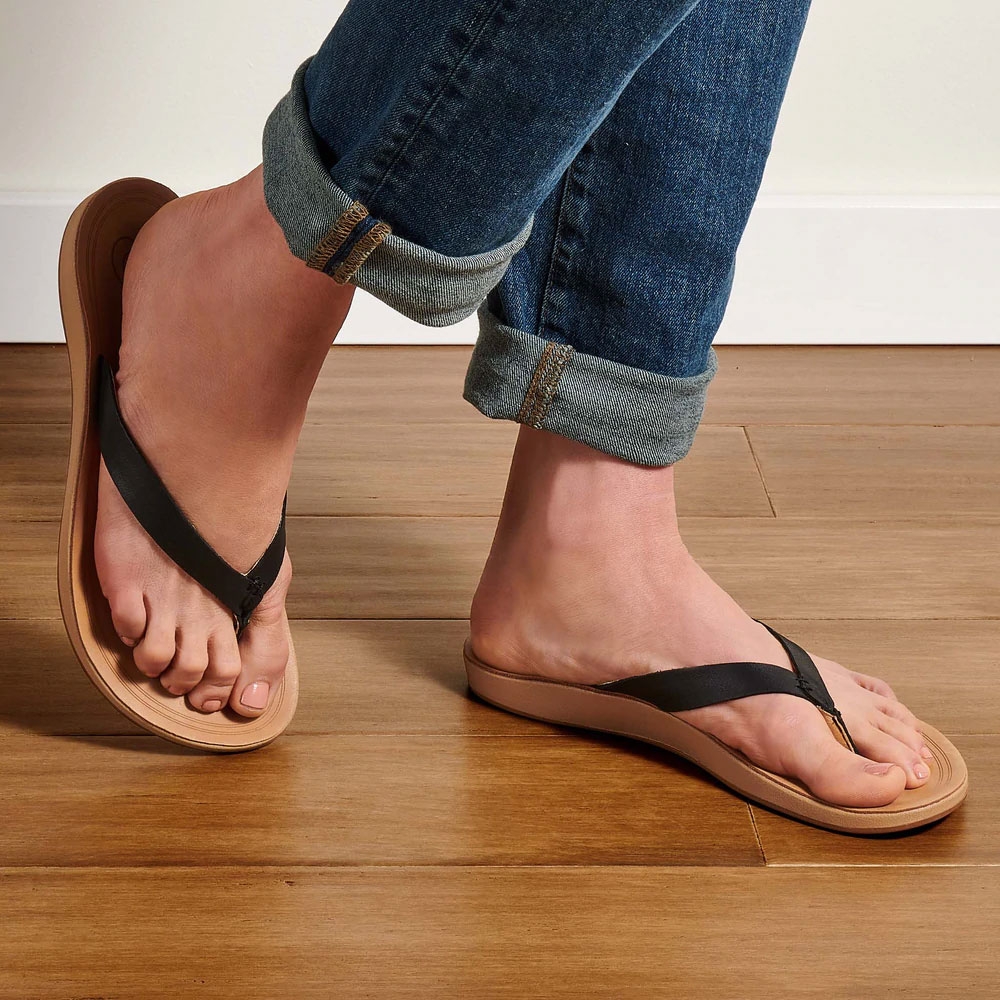 Olukai Olukai Nonohe Women's 20440-40GS slippers Olukai Nonohe Women's Black/Golden Sand 20440-40GS slippers online bestellen bij Kathmandu Outdoor & Travel