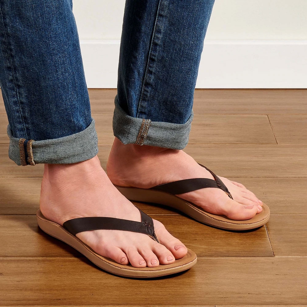 Olukai Olukai Nonohe Women's 20440-48GS slippers Olukai Nonohe Women's Dark Java/Golden Sand 20440-48GS slippers online bestellen bij Kathmandu Outdoor & Travel