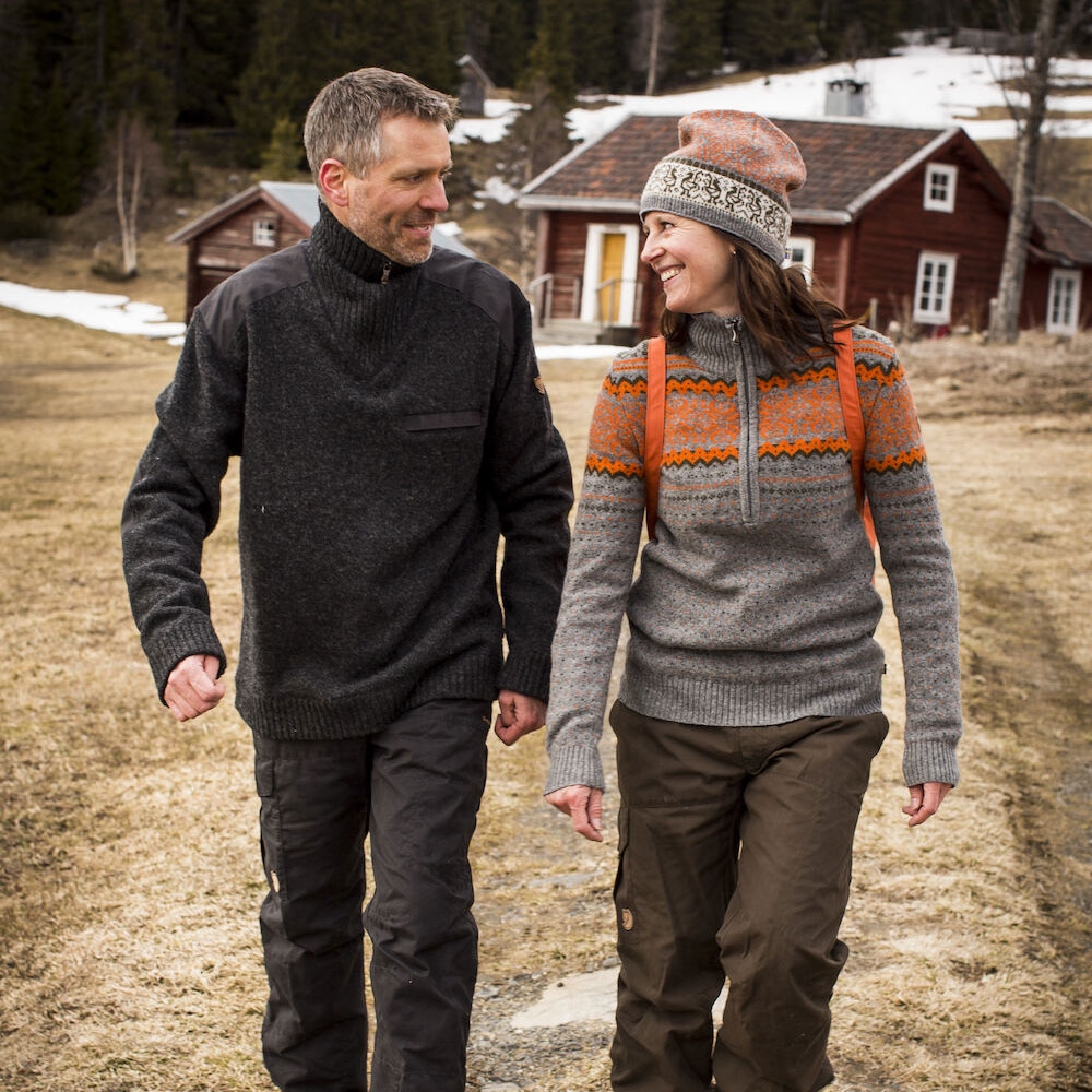 Fjällräven Fjällräven Koster Sweater 90487-030 fleeces en truien Fjällräven Koster Sweater Dark Grey 90487-030 fleeces en truien online bestellen bij Kathmandu Outdoor & Travel