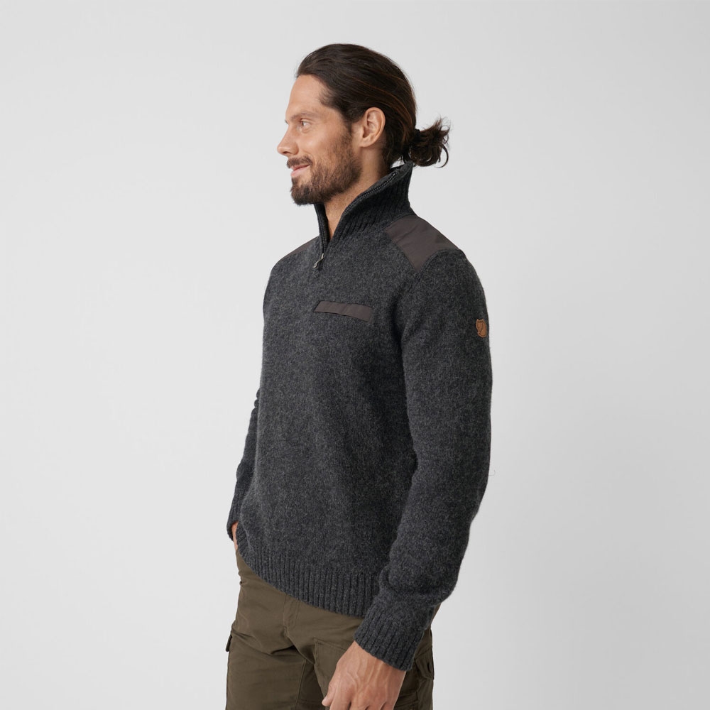 Fjällräven Fjällräven Koster Sweater 90487-030 fleeces en truien Fjällräven Koster Sweater Dark Grey 90487-030 fleeces en truien online bestellen bij Kathmandu Outdoor & Travel