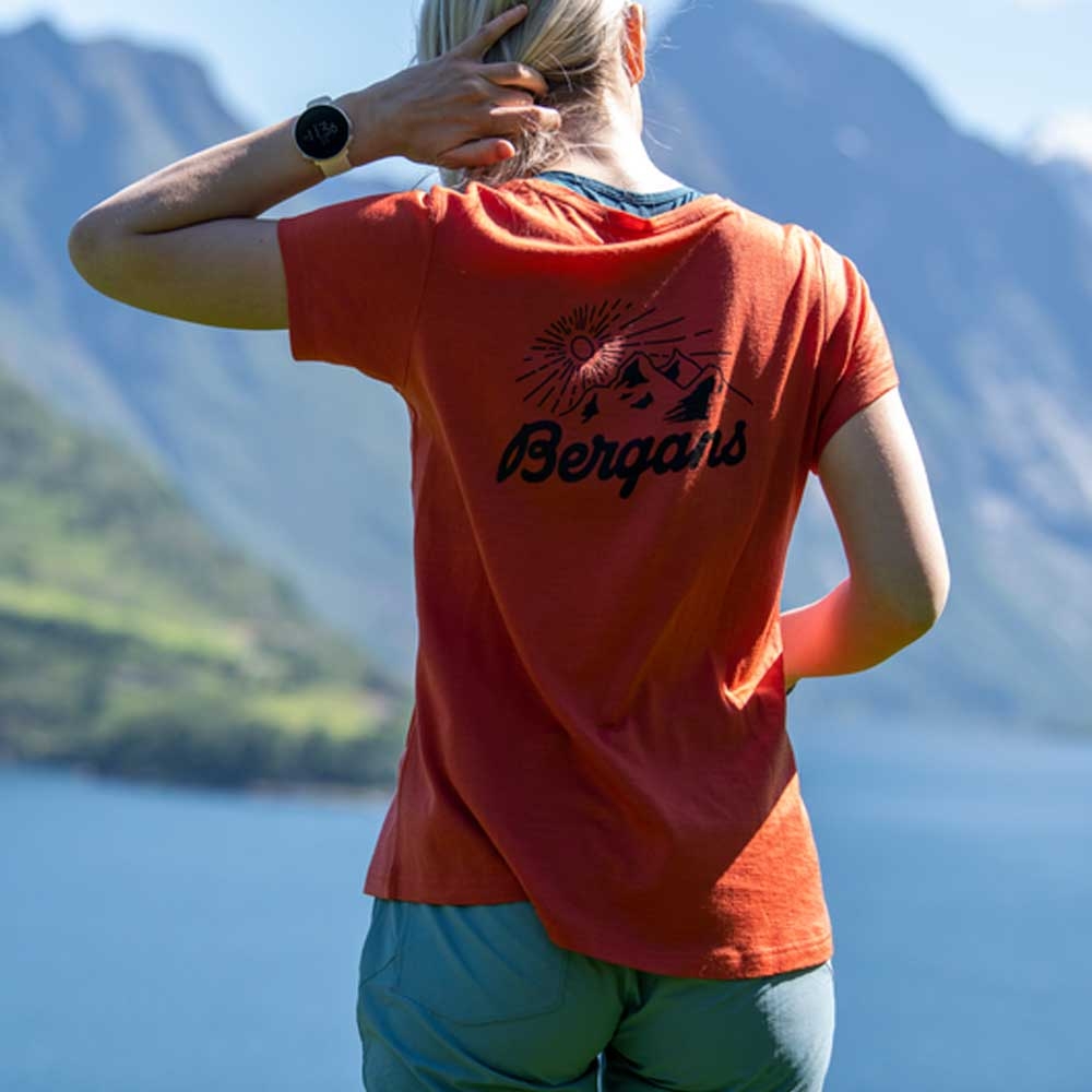 Bergans Graphic Wool Tee Women's Brick/Solid Charcoal 6879-Brick/Solid Cha shirts en tops online bestellen bij Kathmandu Outdoor & Travel
